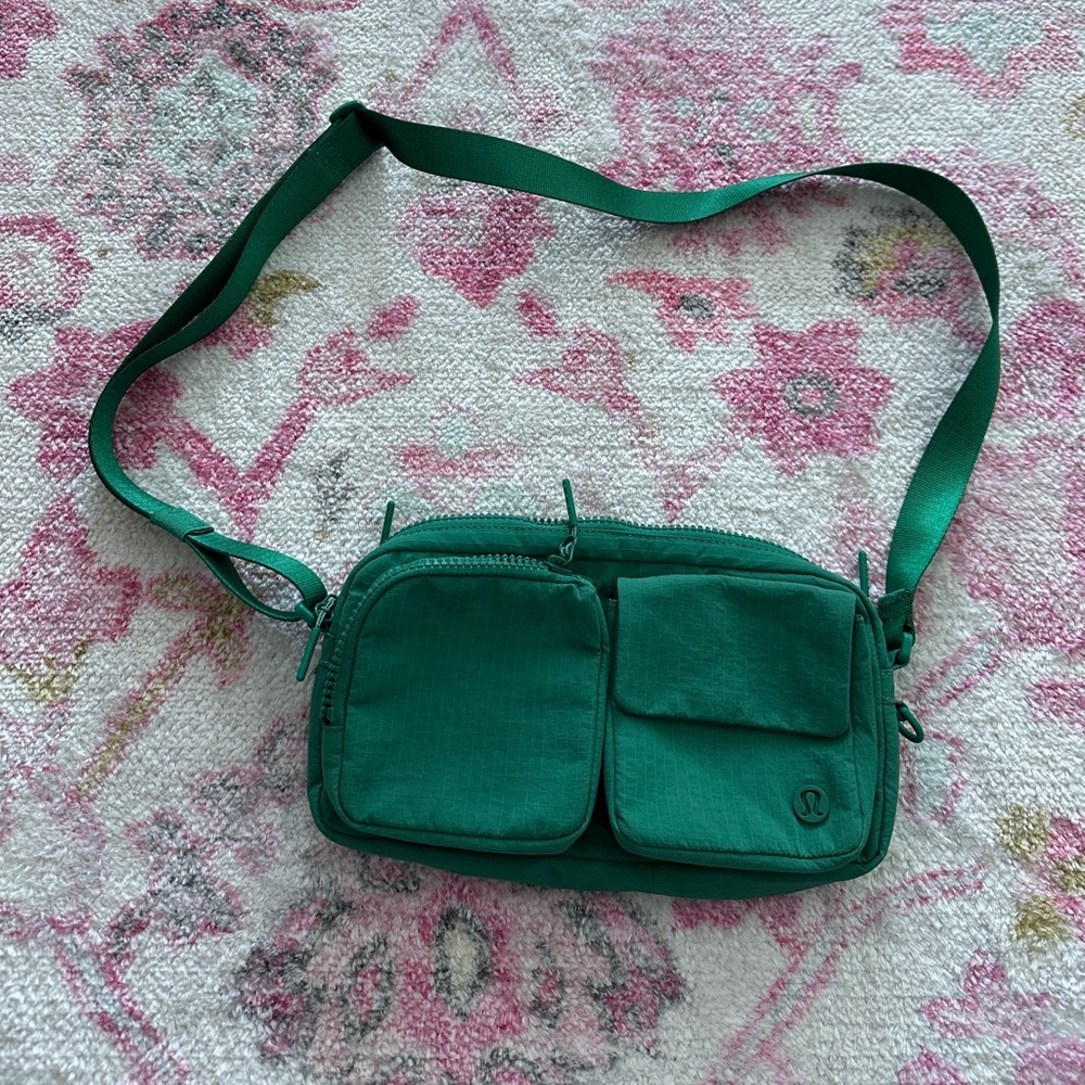 lululemon Multi Pocket Crossbody Bag 2.5L